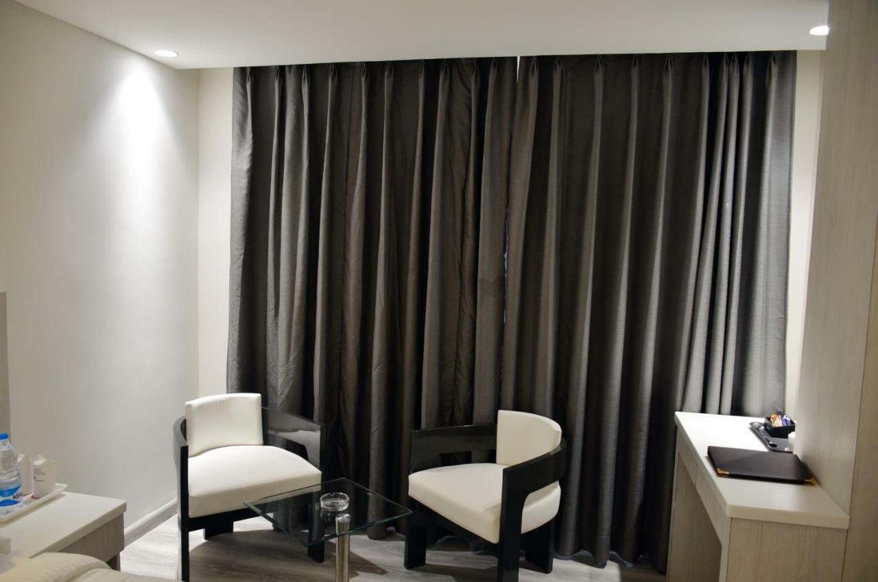 בארילי Hotel Radiance מראה חיצוני תמונה