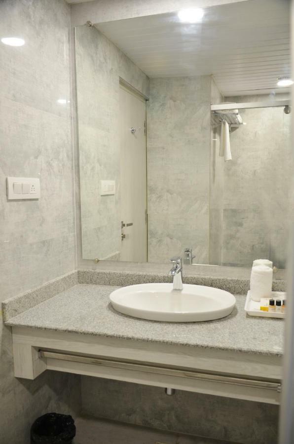 בארילי Hotel Radiance מראה חיצוני תמונה