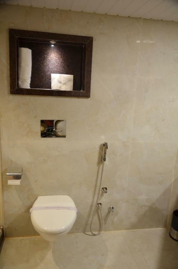 בארילי Hotel Radiance מראה חיצוני תמונה