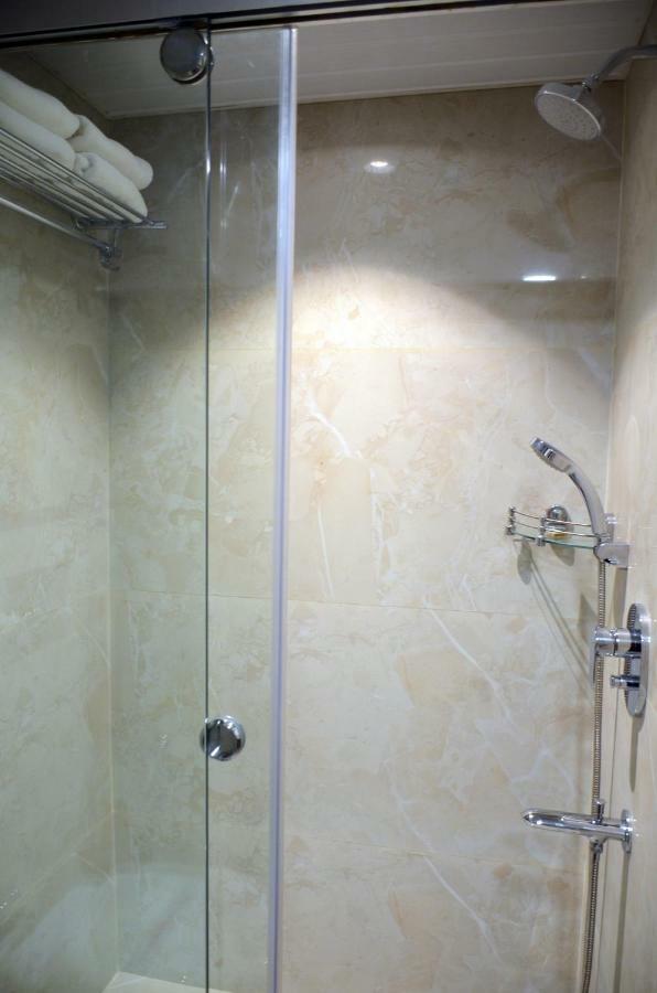 בארילי Hotel Radiance מראה חיצוני תמונה
