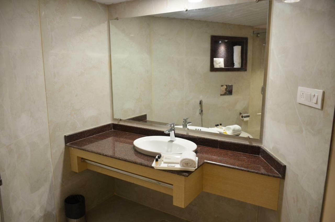 בארילי Hotel Radiance מראה חיצוני תמונה