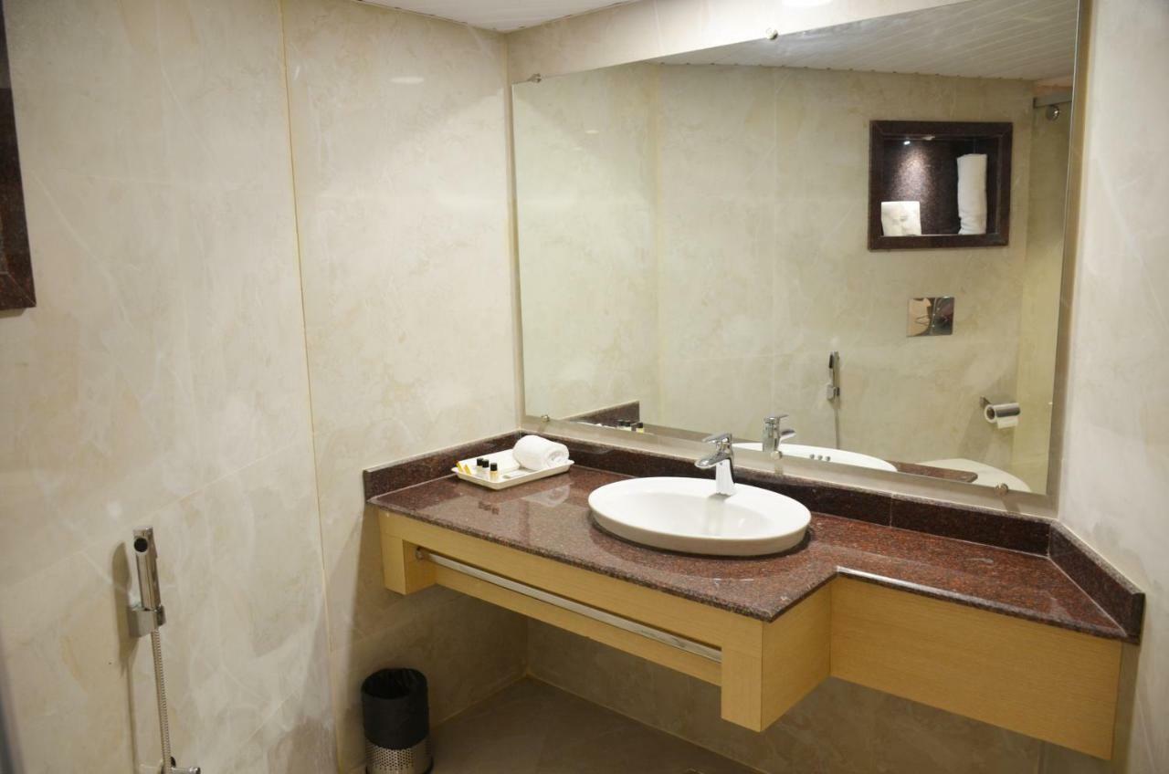 בארילי Hotel Radiance מראה חיצוני תמונה